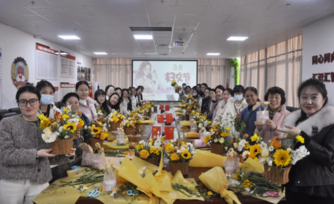 ���˸�Ů�� | Ը�����ʻ�׳��ʢ�������ǳ�ҫ����Ŀ